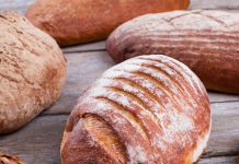 Vacuum cooling of bread and other bakery products